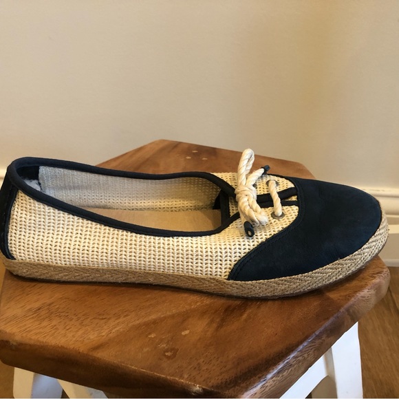 Ugg Navy and Ivory Slip On Flats - Size 9 - Picture 4 of 15